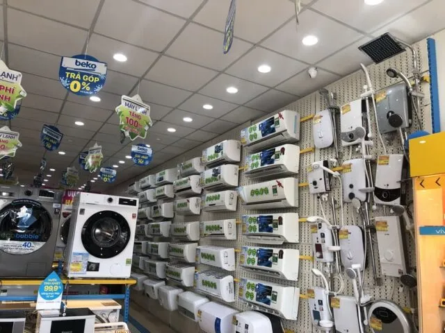 Nhân viên đại lý TMT Motors Quảng Bình hỗ trợ khách hàng tìm kiếm địa điểm