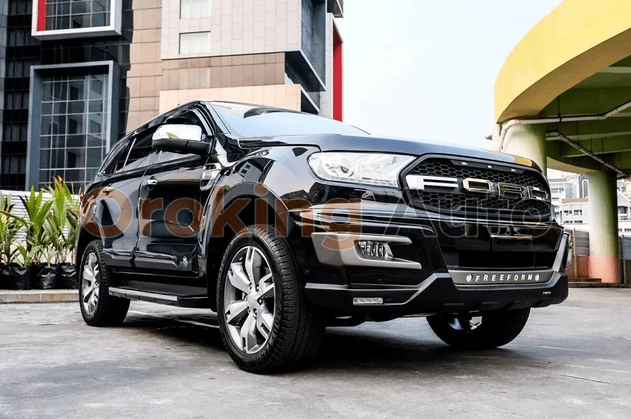 Mô tả cụ thể nội dung hình bằng tiếng Việt, thân xe bán tải được độ body kit hầm hố, thay đổi cản trước và ốp vè lốp tạo vẻ ngoài cơ bắp