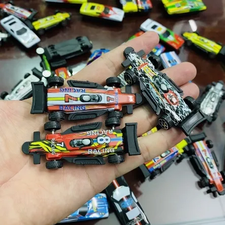 Chi tiết mô hình xe ô tô bằng sắt được làm cẩn thận, tỉ mỉ