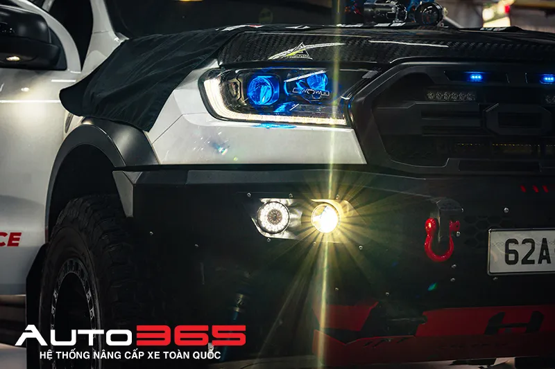 Kỹ thuật viên Auto365 Thủ Đức đang lắp đặt nâng cấp gầm xe bán tải