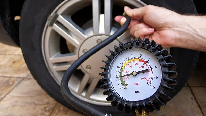 Kiểm tra và bơm lốp xe ô tô đúng áp suất tiêu chuẩn để giữ xe cân bằng ổn định