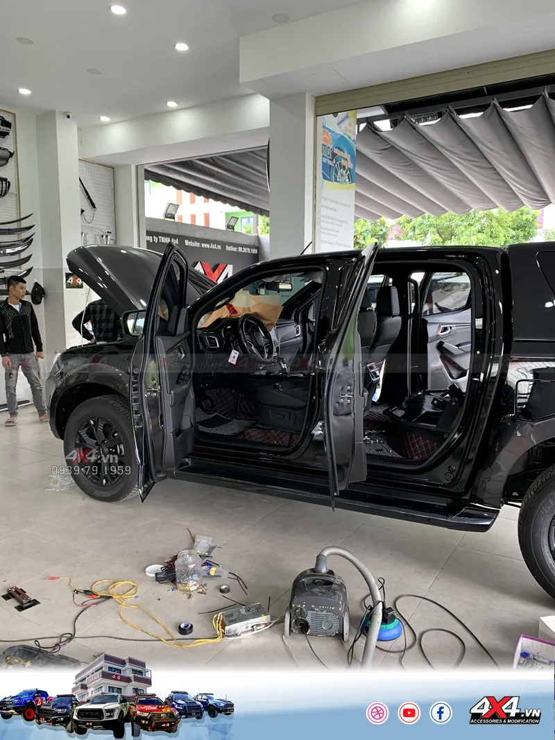 Độ ghế chỉnh điện hàng ghế sau cho xe bán tải Isuzu D-max hoàn thiện