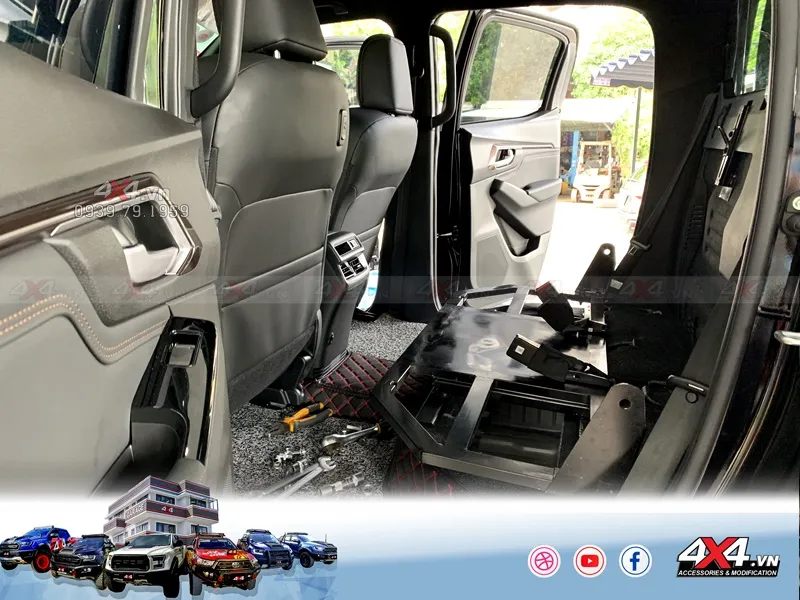 Thợ kỹ thuật đang tiến hành lắp đặt hệ thống độ ghế sau cho xe bán tải