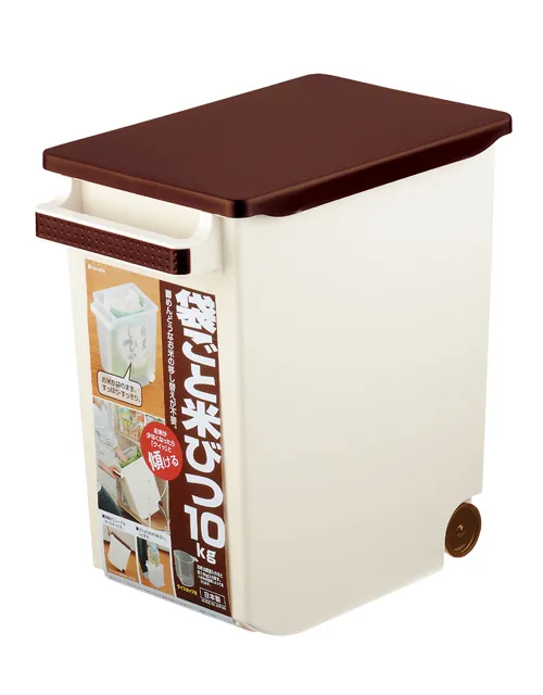 Kỹ thuật viên đang sử dụng bút thử điện để kiểm tra dây điện trong khoang động cơ xe thương mại