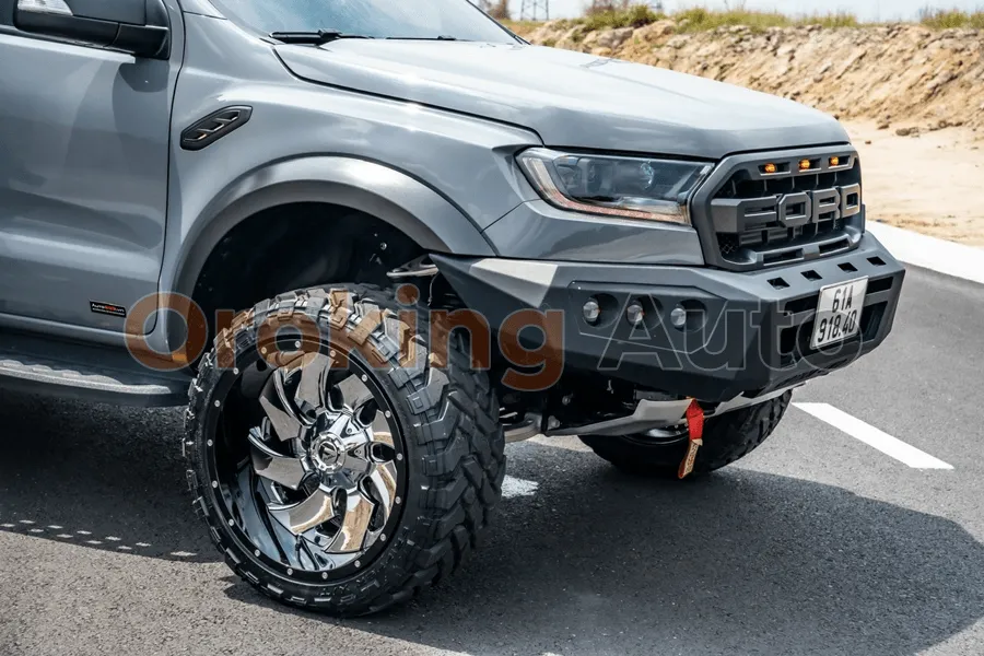 Mô tả cụ thể nội dung hình bằng tiếng Việt, chiếc xe bán tải được độ mâm lốp to, cản độ và ống thở tạo nên tổng thể mạnh mẽ hầm hố