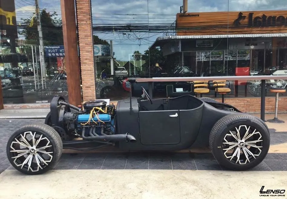 Chiếc xe cổ được độ mâm cùng với xe bán tải