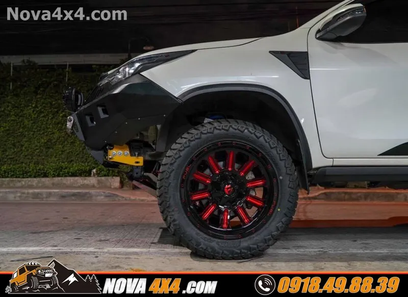 Xe bán tải Mitsubishi Triton 2019 lên mâm lốp 18 inch đỉnh