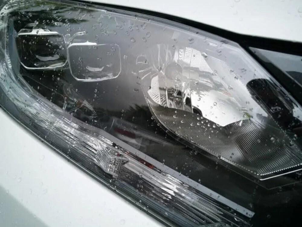 Hình ảnh minh họa ảnh hưởng của thời tiết nhiệt đới ẩm đến tình trạng hơi nước trong đèn pha