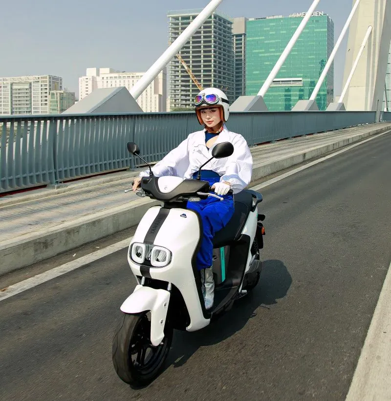 Người từ đủ 16 tuổi trở lên có thể sử dụng xe máy điện Yamaha NEO's để bắt kịp xu hướng sống xanh, tiết kiệm chi phí