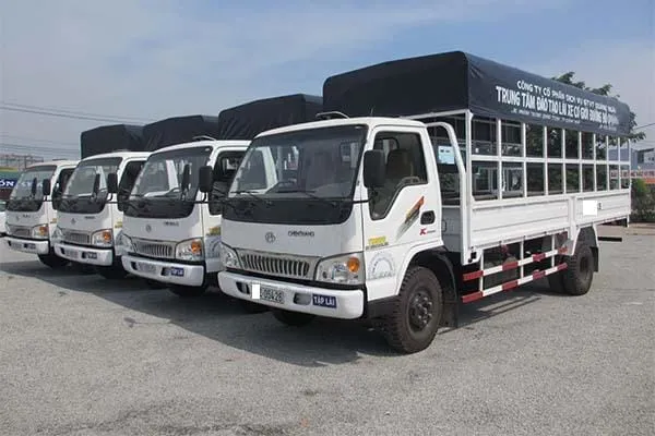 Tài xế đang kiểm tra xe tải lớn, thể hiện phạm vi sử dụng của bằng lái xe ô tô hạng C