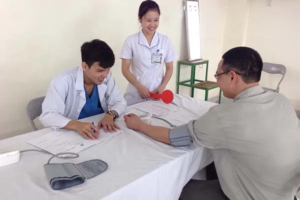 Bác sĩ đang kiểm tra mắt, một phần quan trọng của tiêu chuẩn sức khỏe lái bằng lái xe ô tô hạng C