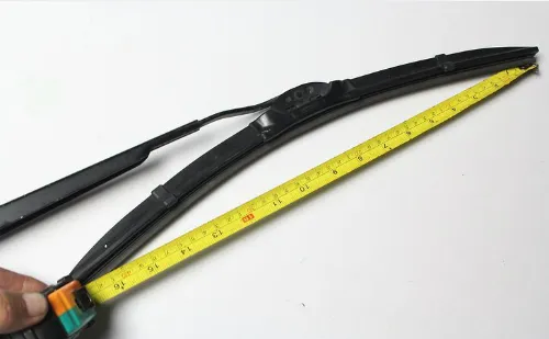 Hình ảnh đo kích thước cần gạt nước mưa xe ô tô bằng thước dây