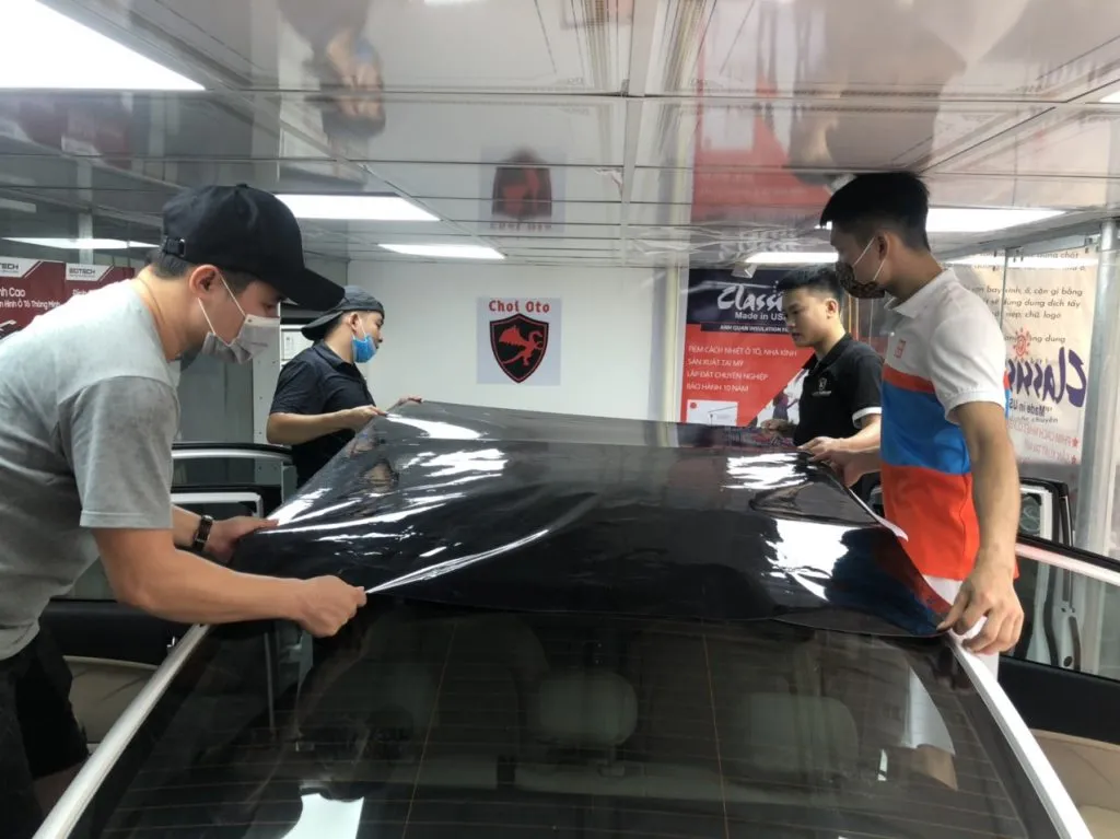 Hình ảnh dán phim cách nhiệt nóc xe cho ô tô, minh họa giải pháp giảm nhiệt cabin