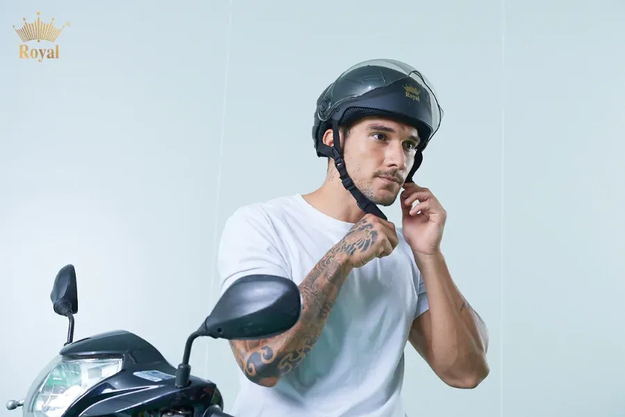 Đội mũ bảo hiểm đúng quy định giúp bảo vệ an toàn khi tham gia giao thông