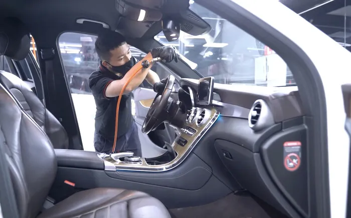 Kỹ thuật viên dọn nội thất ô tô