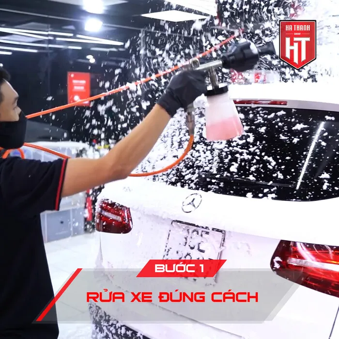 Rửa xe đúng cách trước khi dọn nội thất