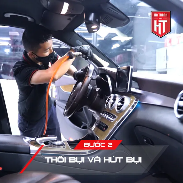 Thổi bụi trong khoang nội thất ô tô