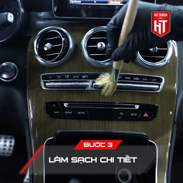 Làm sạch các chi tiết, khe kẽ bằng chổi lông