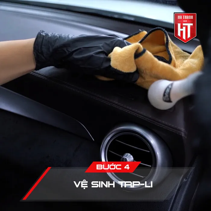 Vệ sinh taplo bằng khăn lau chuyên dụng