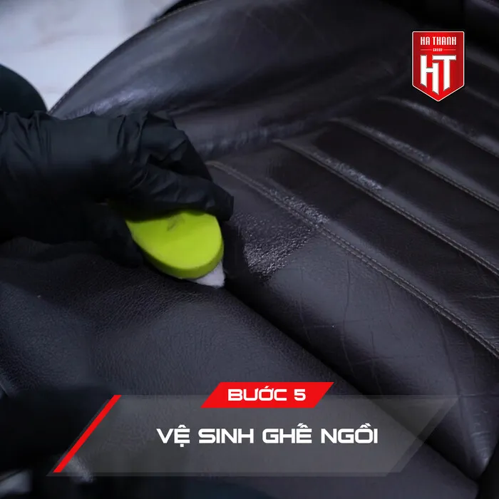 Vệ sinh ghế da bằng dung dịch chuyên dụng