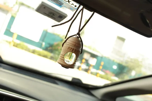 Sử dụng tinh dầu hoặc nước hoa ô tô giúp tạo mùi hương dễ chịu, hỗ trợ giấc ngủ thoải mái khi nghỉ trong xe