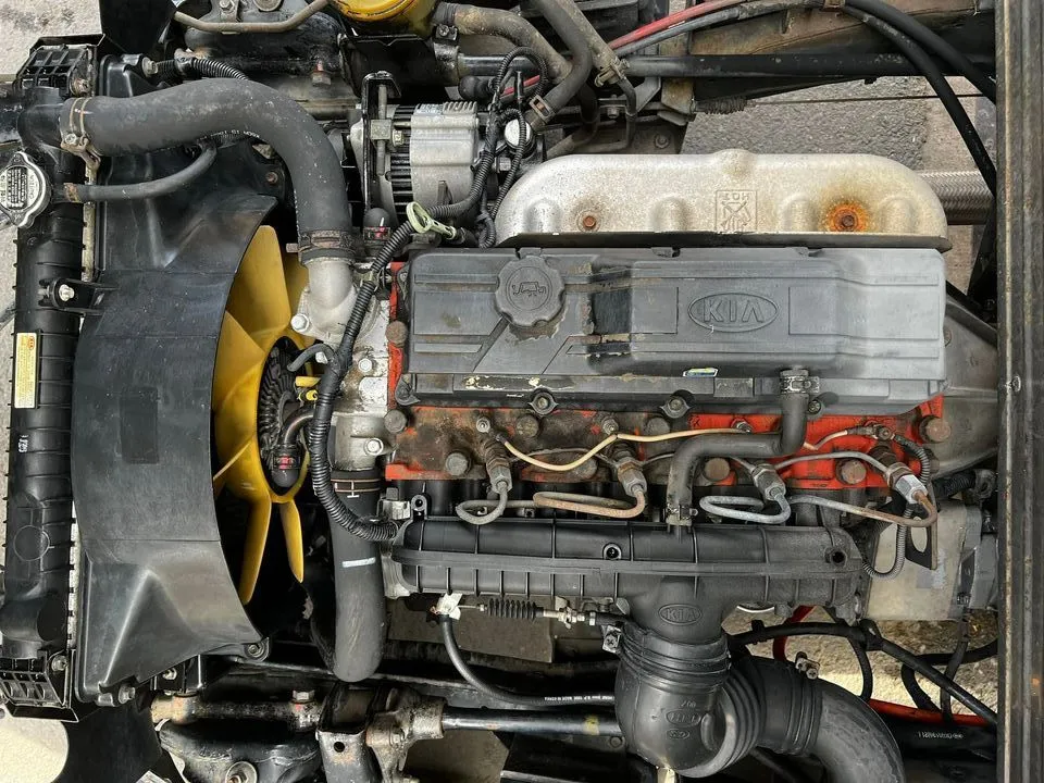 Cận cảnh động cơ K2700 cũ đời 2012 cho thấy độ khô ráo của máy