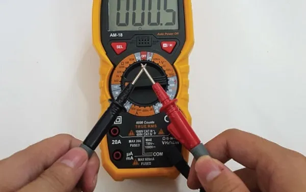 Chạm hai đầu dò của đồng hồ vạn năng để kiểm tra thông mạch