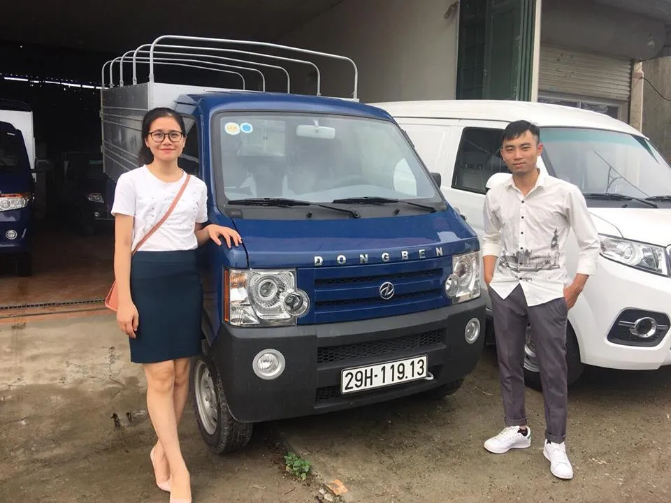 Khách hàng kiểm tra xe trước khi nhận bàn giao