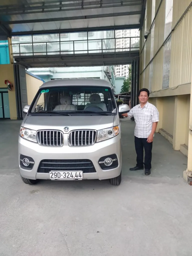 Nhân viên tư vấn kỹ thuật cho khách hàng về xe van 2 chỗ