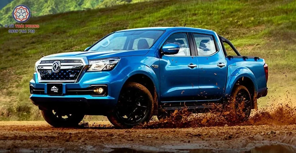 Chiếc xe bán tải Dongfeng Rich 6 màu trắng đang đỗ trong khu đô thị