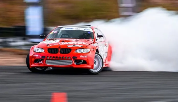 Hướng Dẫn cách drift xe ô tô - Xe RWD đang thực hiện