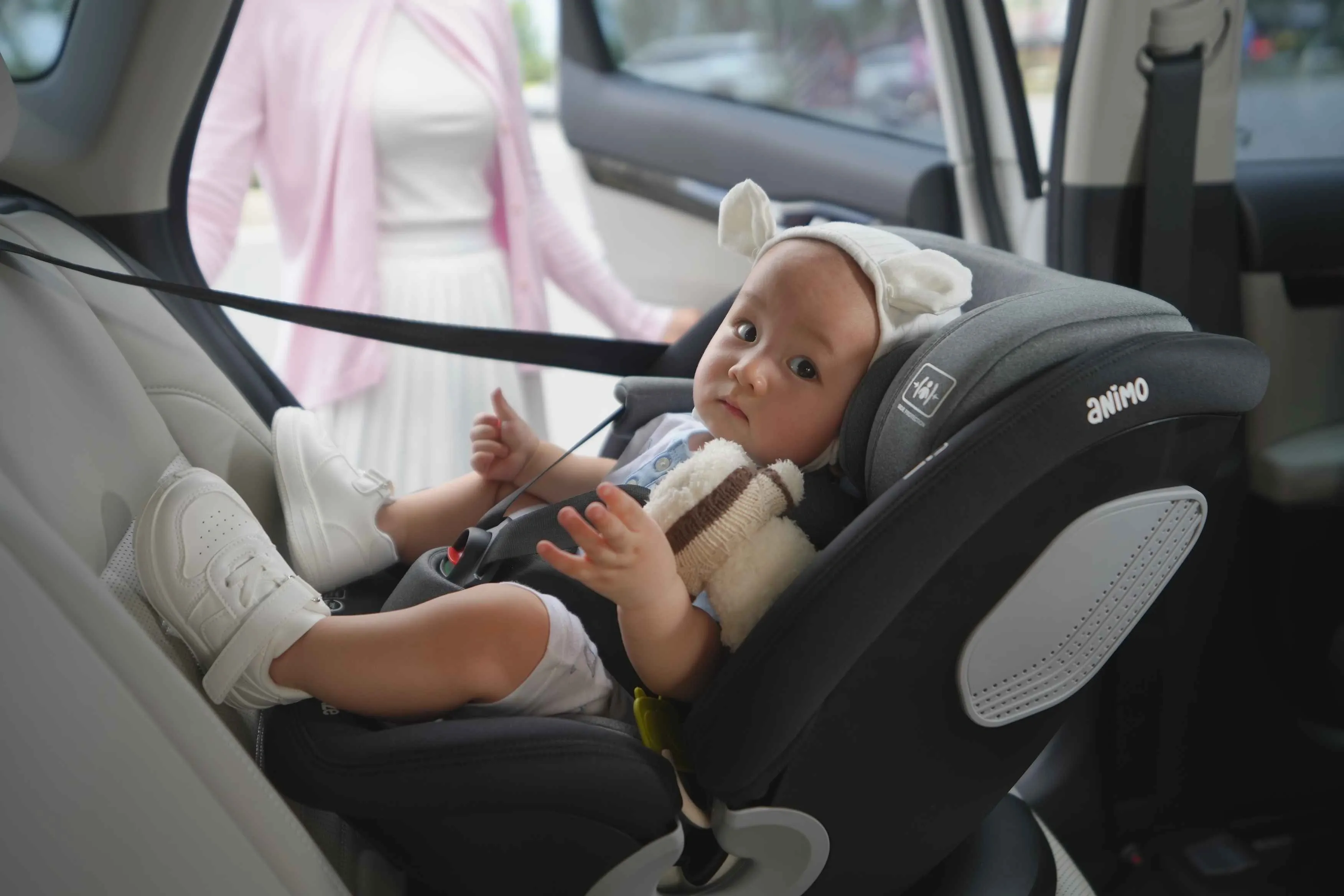 Ghế ngồi ô tô cho bé được lắp đặt đúng vị trí an toàn ở hàng ghế sau