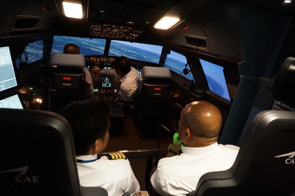 Phi công đang học lái trong buồng mô phỏng, thể hiện tính ứng dụng cao của công nghệ này