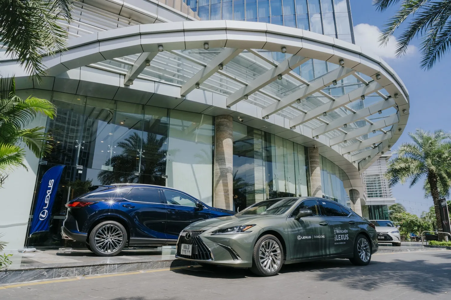 Chuyên viên tư vấn đang hướng dẫn khách hàng trải nghiệm các tính năng trên Lexus ES 250