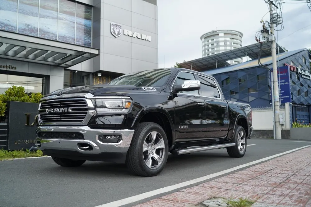 Ram 1500 Laramie tiêu chuẩn, đại diện cho dòng xe bán tải hạng nặng chính hãng
