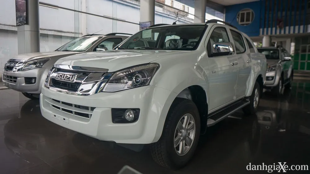 Isuzu D-Max 2018, nổi bật với sự bền bỉ và tiết kiệm nhiên liệu, là lựa chọn kinh tế cho phân tích giá xe bán tải 2018