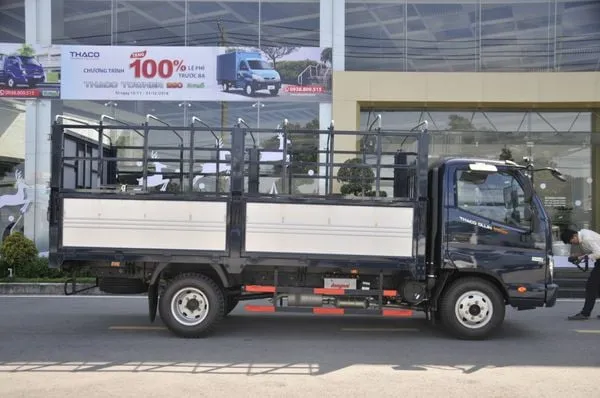 Tổng thể xe Thaco Ollin 490 E4 với cabin hiện đại, đèn pha LED tích hợp