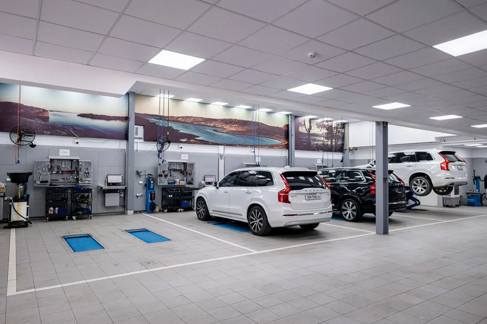 Hệ thống cầu nâng hiện đại phục vụ sửa chữa xe Volvo