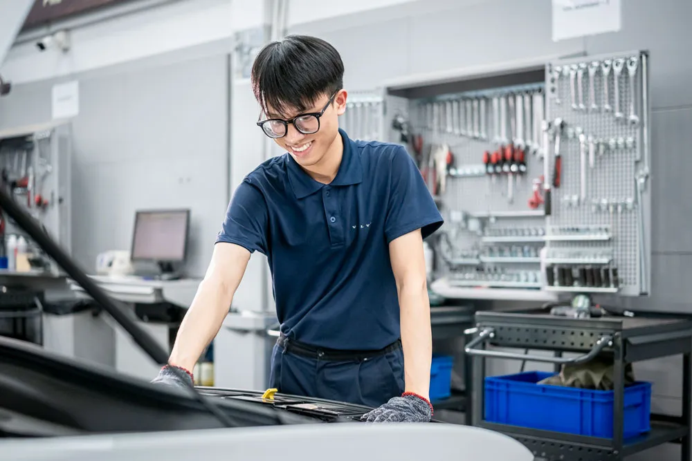 Đội ngũ kỹ thuật viên lành nghề tại Volvo Hà Nội