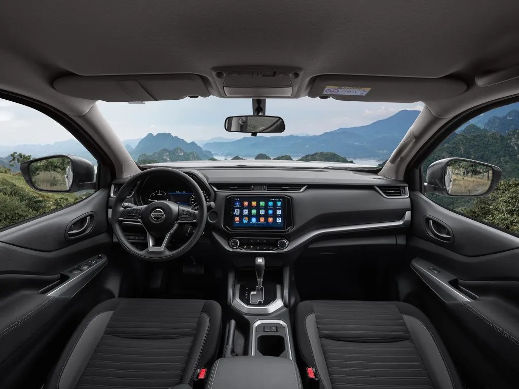 Khoang nội thất và bảng taplo mới trên mẫu xe bán tải navara EL, có màn hình giải trí lớn