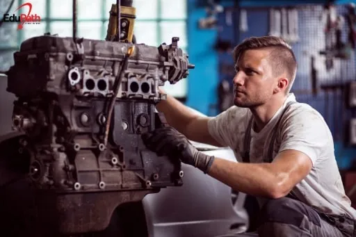 Du học ngành công nghệ ô tô đòi hỏi kiến thức về cơ khí, điện, và tự động hóa.