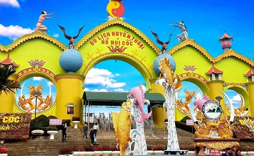 Hồ Núi Cốc Thái Nguyên với cảnh quan núi non hùng vĩ