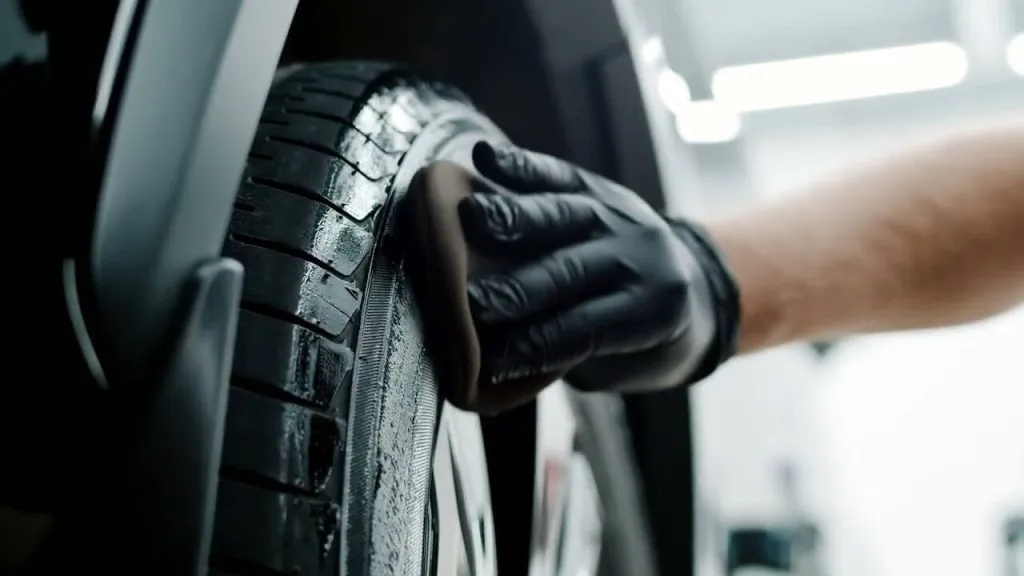 Lốp xe đã được đánh bóng đen bóng tự nhiên