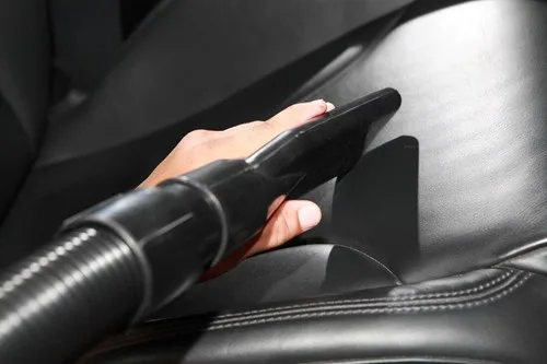 Dùng máy hút bụi vệ sinh nội thất xe