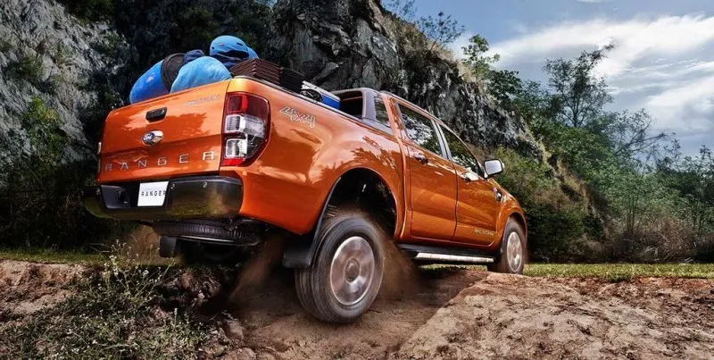 Đuôi xe Ford Ranger Wildtrak 2017 với cụm đèn hậu ba ô vuông cỡ lớn đơn giản và cá tính
