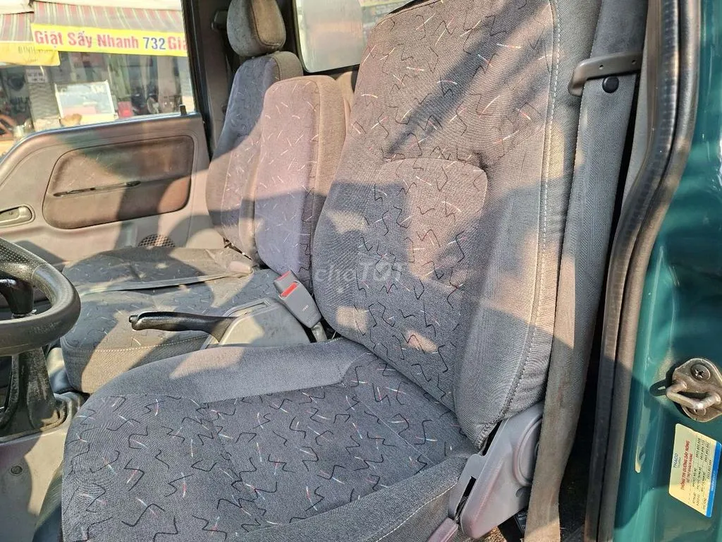 Thùng mui bạt của Kia K165 cũ đời 2017 với hệ thống kèo và bạt che còn khá mới