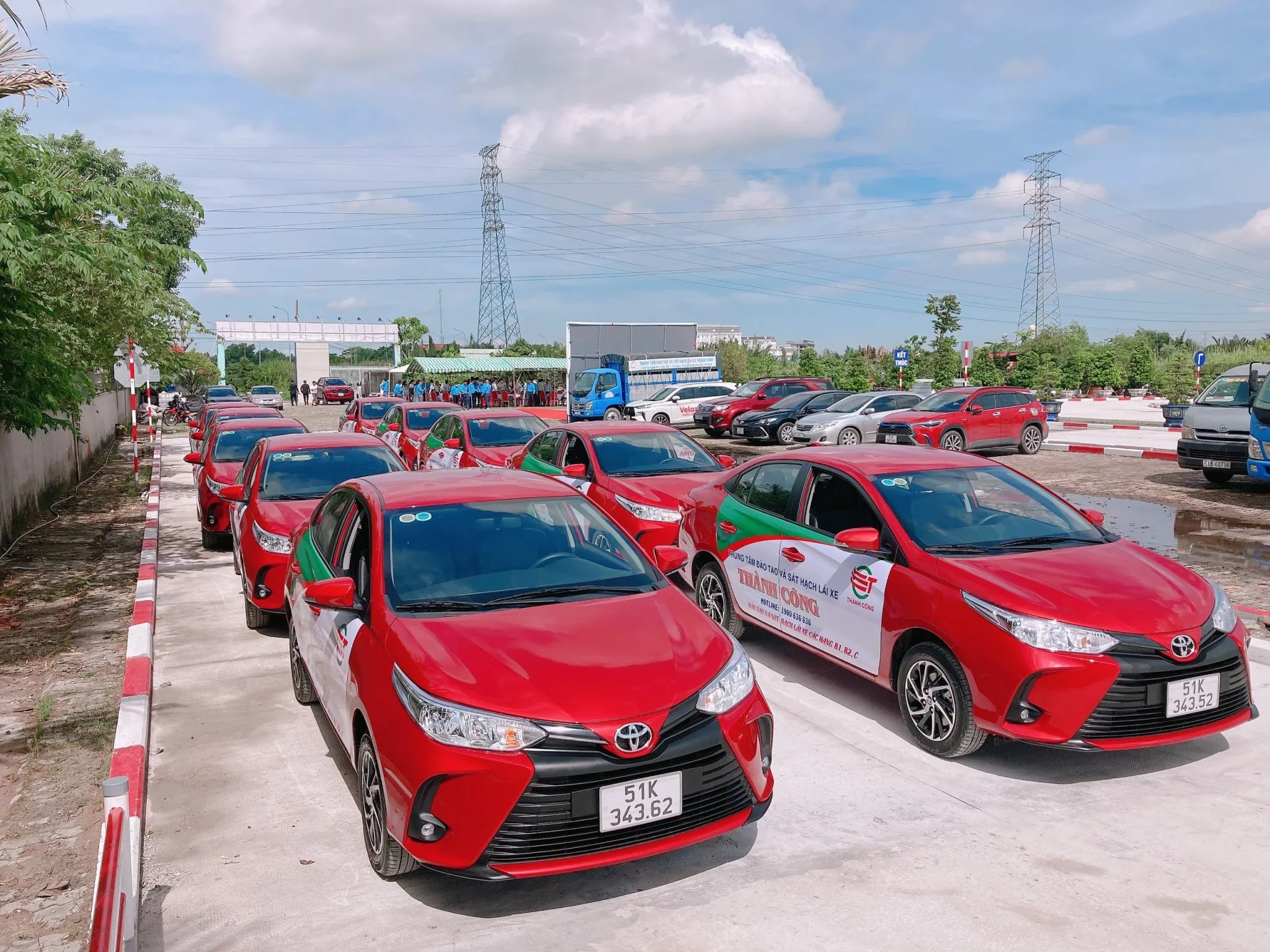 Học viên đang thực hành lái xe trên sân tập