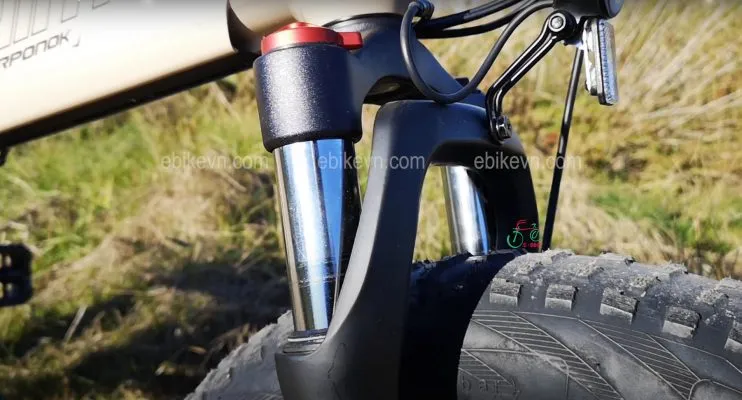 Cận cảnh phuộc thủy lực hiện đại giúp xe vận hành êm ái trên mọi địa hình