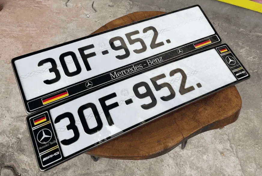 Bọc biển số ô tô khung inox gắn thêm cờ