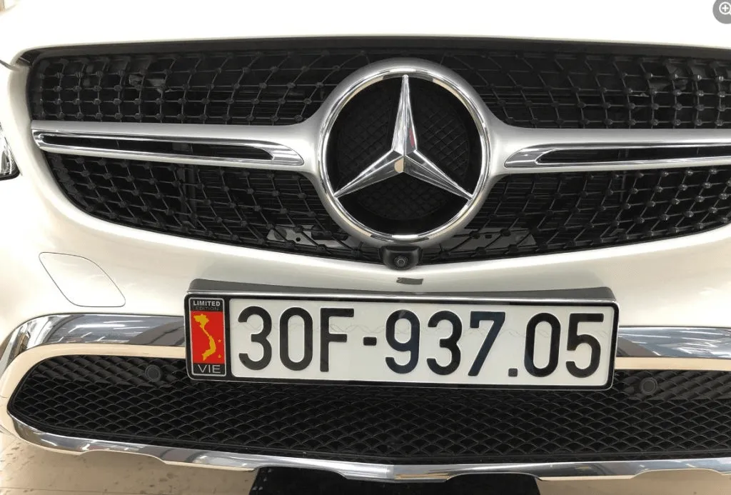 Bọc biển số ô tô khung inox gắn thêm cờ